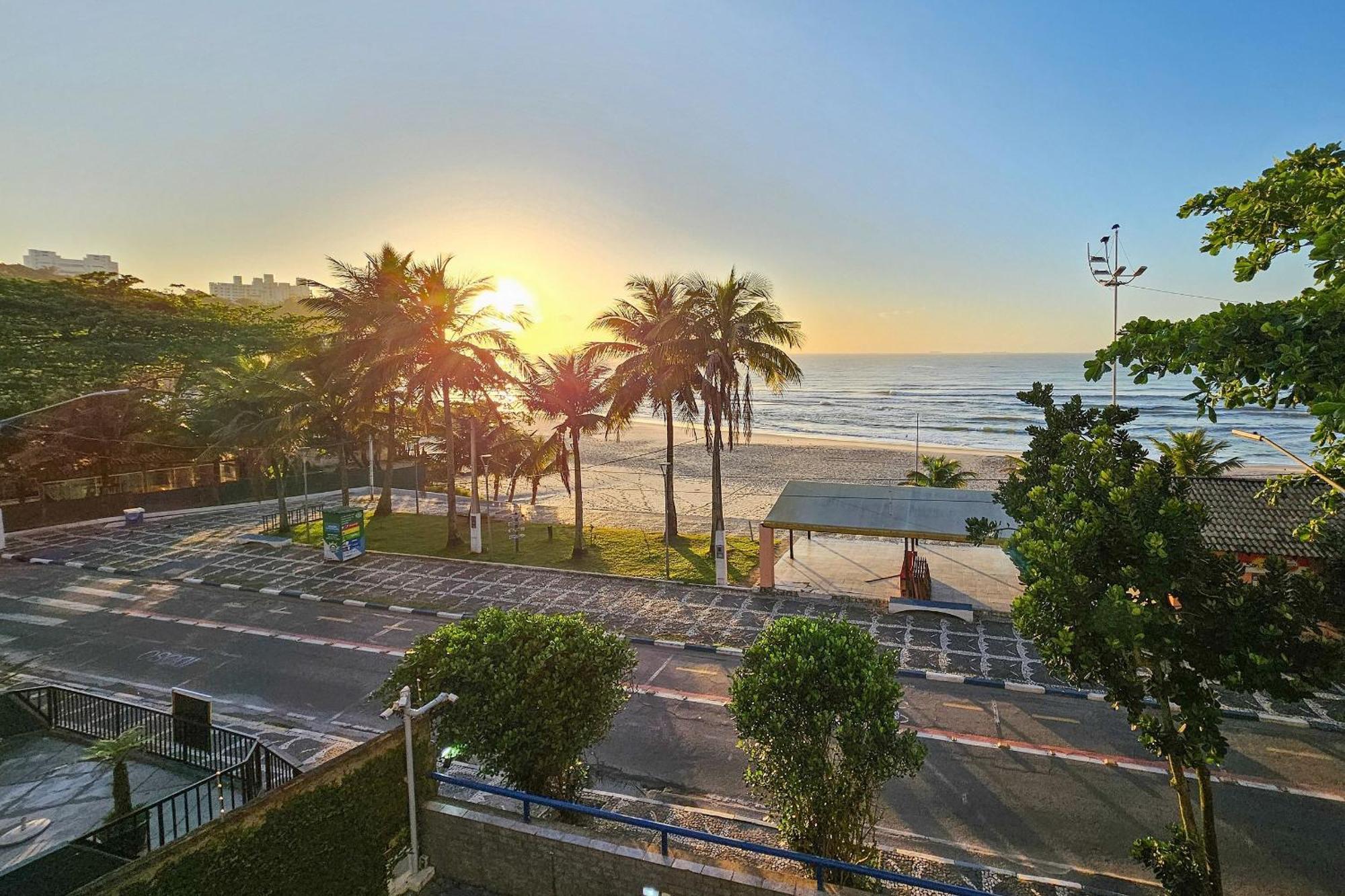 1E - Pé na areia do Guarujá - Praia do Tombo Esterno foto